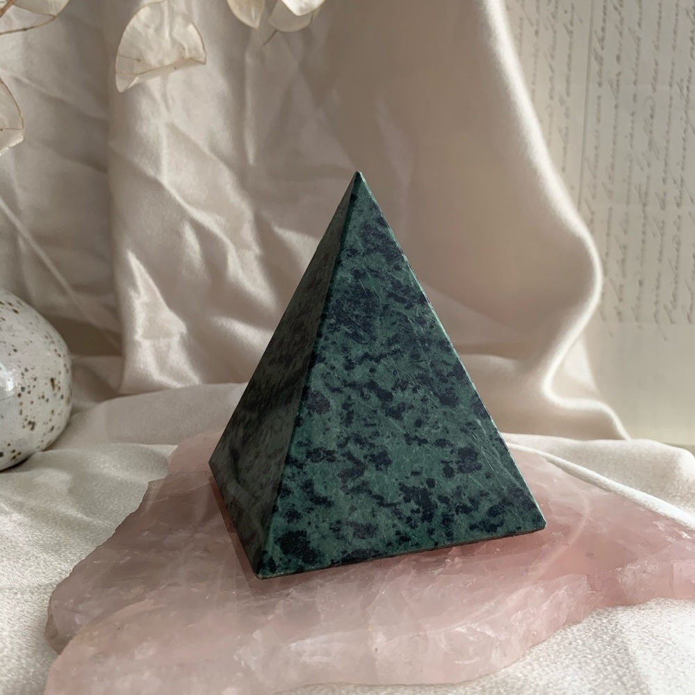 BEAUTIFUL GREEN STONE PYRAMID PAPERWEIGHT DECOR